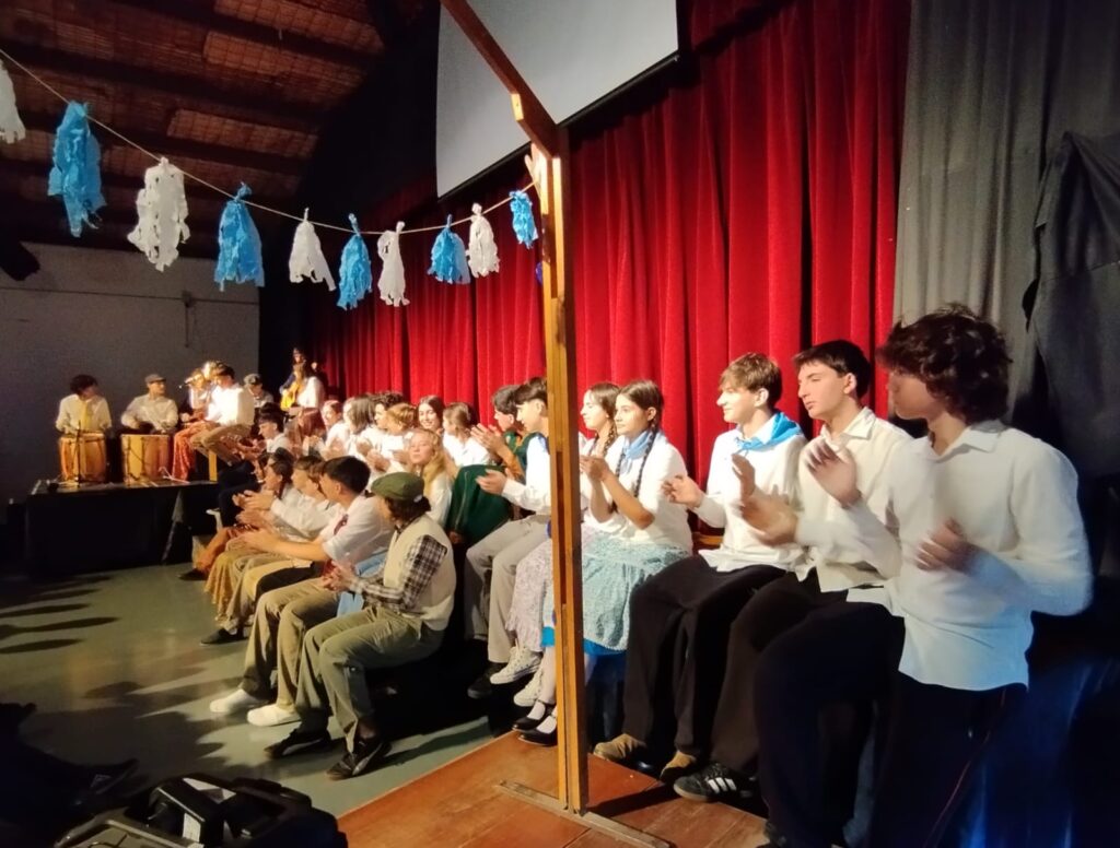 ACTO DEL 25 DE MAYO A CARGO DE LOS ALUMNOS DE 5° AÑO